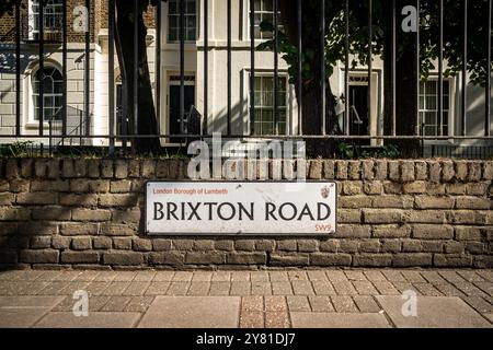 LONDON, 13. SEPTEMBER 2024: Brixton Road SW9 Straßenschild. Eine lange Landstraße zwischen Oval und Brixton im Südwesten Londons Stockfoto