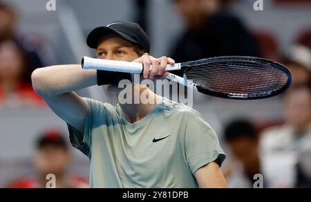 Peking, China. Oktober 2024. Jannik Sinner of Italy reagierte während des Men's Singles Final zwischen Jannik Sinner of Italy und Carlos Alcaraz aus Spanien beim Tennis-Turnier der China Open 2024 in Peking, Hauptstadt Chinas, am 2. Oktober 2024. Quelle: Wang Lili/Xinhua/Alamy Live News Stockfoto