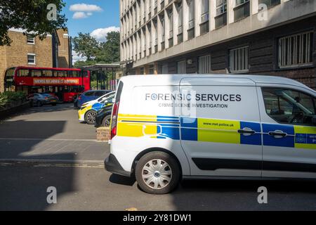 LONDON, 13. SEPTEMBER 2024: Polizeifahrzeug der British Forensic Services in der Nähe der Brixton Police Station Stockfoto