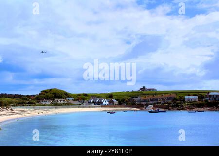 Ein zweimotoriger Starrflügelbus startet gerade vom Flughafen St. Marys auf der Insel St. Marys, den Scilly-Inseln, nach Exeter in Devon. Old Town Bay Stockfoto