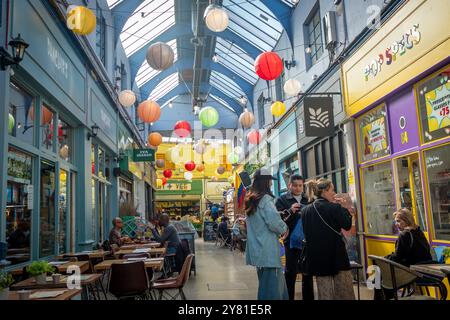 LONDON, 13. SEPTEMBER 2024: Brixton Village, Teil des Brixton Market, eine Halle mit multikulturellen Imbissständen, Bars und Geschäften Stockfoto