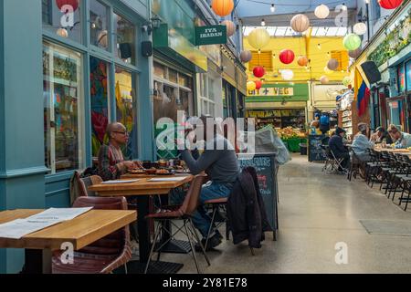 LONDON, 13. SEPTEMBER 2024: Brixton Village, Teil des Brixton Market, eine Halle mit multikulturellen Imbissständen, Bars und Geschäften Stockfoto