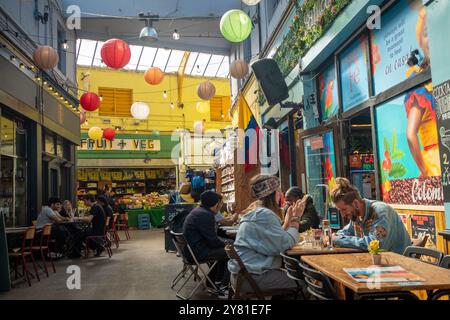 LONDON, 13. SEPTEMBER 2024: Brixton Village, Teil des Brixton Market, eine Halle mit multikulturellen Imbissständen, Bars und Geschäften Stockfoto