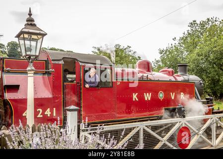 KWVR '2MT' 2-6-2T No. 41241 erreicht Oakworth mit der Keighley and Worth Valley Railway in Yorkshire, England, Großbritannien Stockfoto