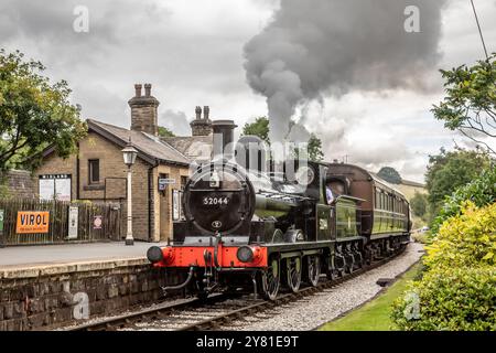 DIE BR 'Class 25' 0-6-0 No. 52044 erreicht Oakworth mit der Keighley and Worth Valley Railway in Yorkshire, England, Großbritannien Stockfoto