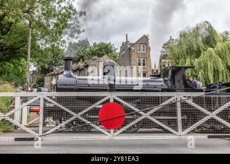 BR 'Class 25' 0-6-0 No. 52044 startet von Oakworth auf der Keighley and Worth Valley Railway, Yorkshire, England, Großbritannien Stockfoto