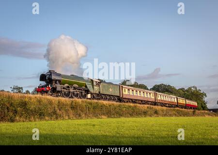 BR 'A3' 4-6-2 Nr. 60103 'Flying Scotsman' nähert sich dem Bahnhof Horsted Keynes an der Bluebell Railway, East Sussex, England, Großbritannien Stockfoto