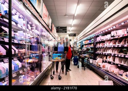 Kunden, die in einem Lidl-Geschäft in England (Großbritannien) einkaufen. Stockfoto