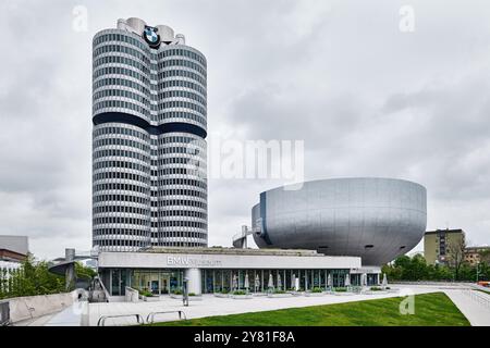 München, Deutschland - 18. April 2024: Außenansicht des Bürogebäudes und des BMW Museums (Bayerische Motoren Werke) Stockfoto