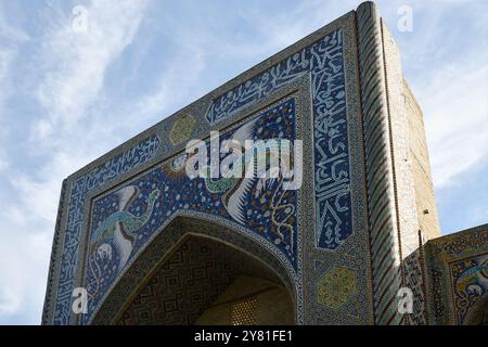 Buchara, Usbekistan - 12. September 2024: Das geneigte zentrale Portal von Nadir Divan Beghi Madrasah, dekoriert mit mythischen Glücksvögeln, Lyabi Hauz Co Stockfoto