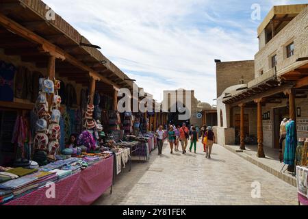 Buchara, Usbekistan - 12. September 2024: Typische Straße im touristischen Teil von Buchara Stockfoto