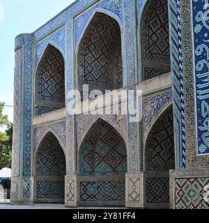 Teil des geneigten zentralen Portals von Nadir Divan Beghi Madrasah, Lyabi Hauz Komplex in Buchara, Usbekistan Stockfoto