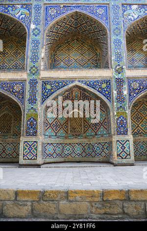 Teil des geneigten zentralen Portals von Nadir Divan Beghi Madrasah, Lyabi Hauz Komplex in Buchara, Usbekistan Stockfoto