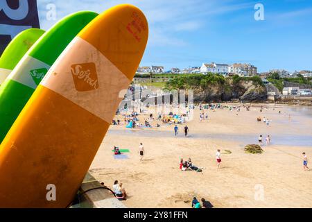 Surfbretter können am Towan Beach in Newquay in Cornwall in Großbritannien gemietet werden. Stockfoto