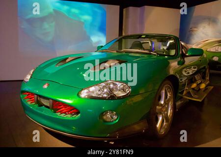 Sterben Sie an einem weiteren Tag 2002 – Jaguar XKR 2002. Bond in Motion Ausstellung, London Film Museum, Covent Garden, London, England. Stockfoto