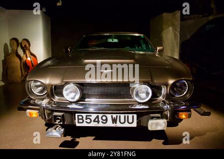 The Living Daylights 1987 - Aston Martin V8 Vantage Volante 1985. Bond in Motion Ausstellung, London Film Museum, Covent Garden, London, England. Stockfoto