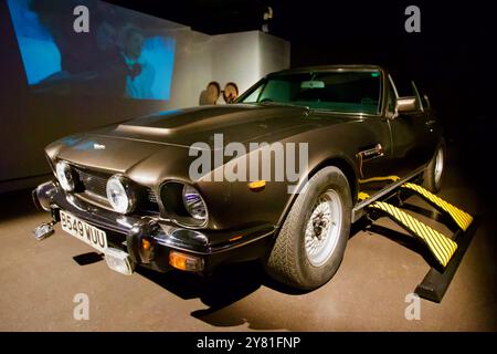 The Living Daylights 1987 - Aston Martin V8 Vantage Volante 1985. Bond in Motion Ausstellung, London Film Museum, Covent Garden, London, England. Stockfoto