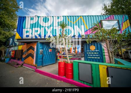 LONDON, 17. SEPTEMBER 2024: Pop Brixton, Einzelhändler und Street Food Outlets, die in Brixton wiederverwendete Versandbehälter verstauten Stockfoto