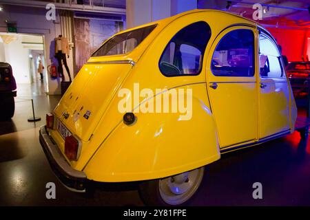 Nur für Ihre Augen 1981 - Citroën 2CV 1981. Bond in Motion Ausstellung, London Film Museum, Covent Garden, London, England. Stockfoto