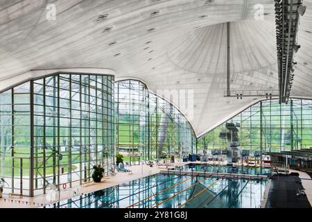 München, Deutschland - 18. April 2024: Innenraum der Olympiahalle mit Schwimmbad im Olympiapark Stockfoto