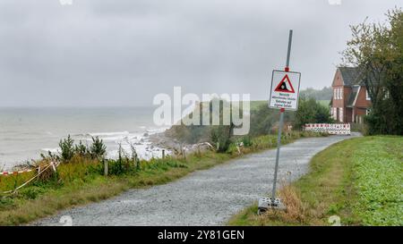 PRODUKTION - 01. Oktober 2024, Schleswig-Holstein, Travemünde: Blick auf das Haus Seeblick auf den Brodtenfelsen. Regen, Wind und Stürme führen jedes Jahr dazu, dass bis zu 100 Zentimeter der Klippe in die Ostsee stürzen und das Gebäude gefährdet. Foto: Markus Scholz/dpa Stockfoto