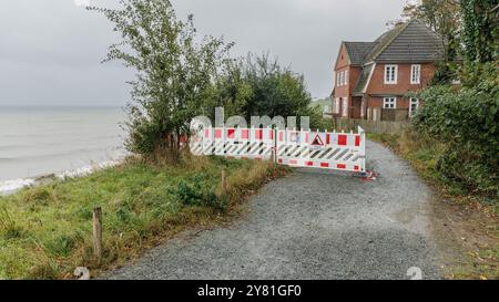 PRODUKTION - 01. Oktober 2024, Schleswig-Holstein, Travemünde: Blick auf das Haus Seeblick auf den Brodtenfelsen. Regen, Wind und Stürme führen jedes Jahr dazu, dass bis zu 100 Zentimeter der Klippe in die Ostsee stürzen und das Gebäude gefährdet. Foto: Markus Scholz/dpa Stockfoto