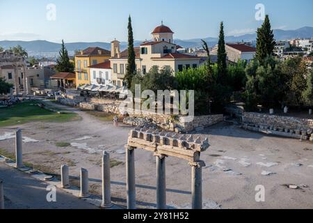 Die spektakulären Steinsäulen der Fethiye-Moschee und des Zeus-Tempels mit Blick auf die Akropolis hoch auf dem Hügel über der griechischen Hauptstadt Athen Stockfoto