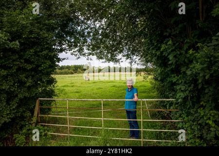 Jen Cooper, der neben der geplanten neuen National Grid Sub Station in Asserby lebt. Der geplante Standort einer New National Grid Substation in Asserby nahe der Historic Town of Alford, Lincolnshire. Das Umspannwerk wird Teil eines neuen Netzes aus oberer und unterirdischer Stromleitung sein, das Strom vom Offshore-Windpark auf die Ostküste Englands hinauf und hinunter transportiert. Stockfoto