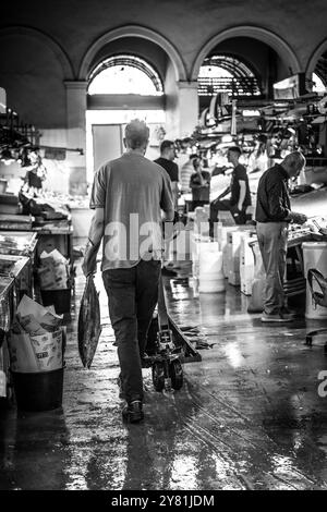 Fischhändler am frühen Morgen auf dem Athener Fischmarkt verkaufen Fänge frisch aus dem Meer Stockfoto