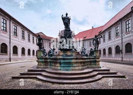München - 18. April 2024: Wittelsbacher Brunnen im Innenhof der Münchner Residenz. Wittelsbacherbrunnen Stockfoto