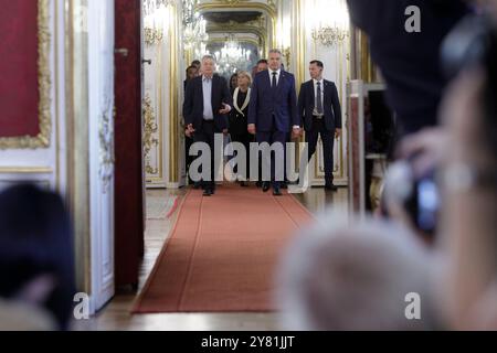 ÖSTERREICH; WIEN; 20241002; L-R.: Werner Kogler, Klaudia Tanner, Karl Nehammer in der Präsidentenkanzlei in Wien am 2. Oktober 2024. Die jetzige Bundesregierung unterbreitet heute nach den Nationalratswahlen ihren Rücktritt beim Bundespräsidenten. /// ÖSTERREICH; WIEN; 20241002; L-R.: Werner Kogler, Klaudia Tanner, Karl Nehammer in der Präsidentschaftskanzlei in Wien am 02. Oktober 2024. Die jetztige Bundesregierung reicht nach der Nationalratswahl heute bei Beundespräsidenten ihren Rücktritt ein. - 20241002 PD4462 Stockfoto