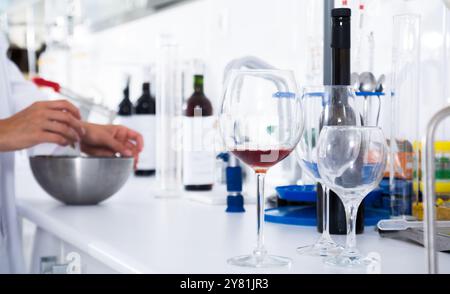 Organoleptische Charakteristik des Weins im Labor des Wunsches spaniens Stockfoto