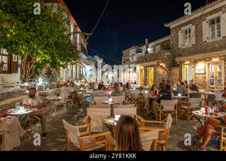 Warme Abende zum Entspannen und genießen Sie die Atmosphäre vor einer der vielen Bars und Restaurants auf der griechischen Insel Hydra Stockfoto