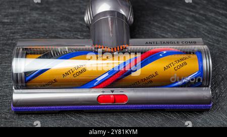 Jurmala, Lettland 07.07.2024: Dies ist eine detaillierte Nahaufnahme eines Dyson Staubsaugerkopfes. Dyson V15 erkennt absolut Stockfoto