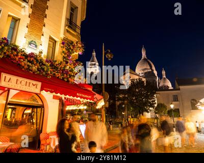 La Bohème du Tertre, Paris Cafe, mit Sacré-Cœur, im Hintergrund, Montmartre, Paris, Frankreich, Europa, EU. Stockfoto
