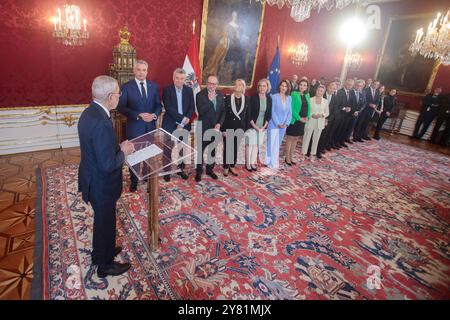 ÖSTERREICH; WIEN; 20241002; Bundespräsident Alexander Van der Bellen während seiner Rede vor der Regierung Nehammer in der Präsidentenkanzlei in Wien am 2. Oktober 2024. Die jetzige Bundesregierung unterbreitet heute nach den Nationalratswahlen ihren Rücktritt beim Bundespräsidenten. /// ÖSTERREICH; WIEN; 20241002; Bundespräsident Alexander Van der Bellen während seiner Rede zu der Regierung Nehammer in der Präsidentschaftskanzlei in Wien am 02. Oktober 2024. Die jetztige Bundesregierung reicht nach der Nationalratswahl heute bei Beundespräsidenten ihren Rücktritt ein Stockfoto