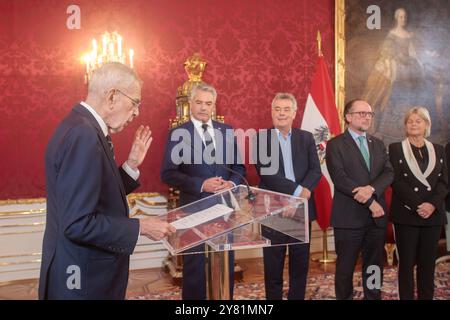 ÖSTERREICH; WIEN; 20241002; Bundespräsident Alexander Van der Bellen während seiner Rede vor der Regierung Nehammer in der Präsidentenkanzlei in Wien am 2. Oktober 2024. Die jetzige Bundesregierung unterbreitet heute nach den Nationalratswahlen ihren Rücktritt beim Bundespräsidenten. /// ÖSTERREICH; WIEN; 20241002; Bundespräsident Alexander Van der Bellen während seiner Rede zu der Regierung Nehammer in der Präsidentschaftskanzlei in Wien am 02. Oktober 2024. Die jetztige Bundesregierung reicht nach der Nationalratswahl heute bei Beundespräsidenten ihren Rücktritt ein Stockfoto