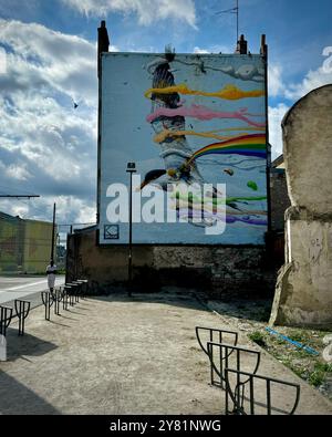 Wandgemälde eines Vogels an der Seite des Gebäudes in Tours, Frankreich Stockfoto