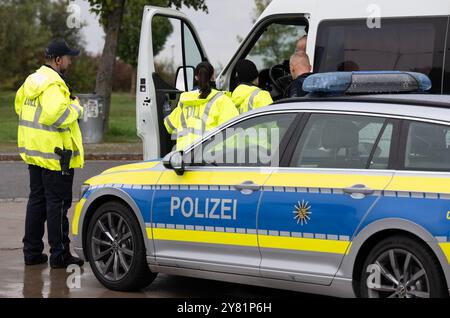 Chemnitz, Deutschland. Oktober 2024. Zollbeamte kontrollieren im Rahmen eines bundesweiten Such- und Kontrolltages einen Lieferwagen an der Raststätte Auerswalder Blick auf der Autobahn A4 bei Chemnitz. Am Tag der Suche waren Kontrollpunkte in den jeweiligen Zuständigkeitsbereichen der Polizeistationen der Chemnitzer Polizeidienststelle und auf der A4 besetzt. Gleichzeitig wurden mobile Kontrollen durchgeführt. Unterstützung leisteten Bundespolizisten und Zollbeamte. Quelle: Hendrik Schmidt/dpa/Alamy Live News Stockfoto