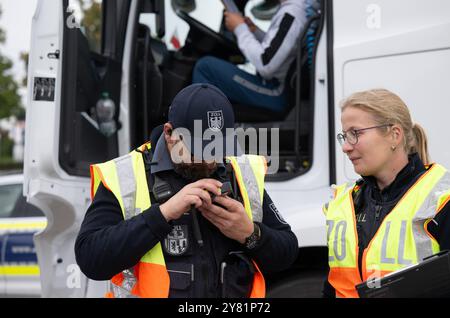 Chemnitz, Deutschland. Oktober 2024. Zollbeamte inspizieren im Rahmen eines bundesweiten Such- und Kontrolltages einen Lkw auf der Raststätte Auerswalder Blick an der Autobahn 4 bei Chemnitz. Am Tag der Suche waren Kontrollpunkte in den jeweiligen Zuständigkeitsbereichen der Polizeistationen der Chemnitzer Polizeidienststelle und auf der A4 besetzt. Gleichzeitig wurden mobile Kontrollen durchgeführt. Unterstützung leisteten Bundespolizisten und Zollbeamte. Quelle: Hendrik Schmidt/dpa/Alamy Live News Stockfoto