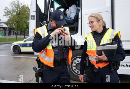 Chemnitz, Deutschland. Oktober 2024. Zollbeamte inspizieren im Rahmen eines bundesweiten Such- und Kontrolltages einen Lkw auf der Raststätte Auerswalder Blick an der Autobahn 4 bei Chemnitz. Am Tag der Suche waren Kontrollpunkte in den jeweiligen Zuständigkeitsbereichen der Polizeistationen der Chemnitzer Polizeidienststelle und auf der A4 besetzt. Gleichzeitig wurden mobile Kontrollen durchgeführt. Unterstützung leisteten Bundespolizisten und Zollbeamte. Quelle: Hendrik Schmidt/dpa/Alamy Live News Stockfoto