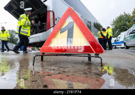 Chemnitz, Deutschland. Oktober 2024. Polizeibeamte kontrollieren im Rahmen eines bundesweiten Such- und Kontrolltages einen ukrainischen Bus auf der Raststätte Auerswalder Blick auf der Autobahn 4 bei Chemnitz. Am Tag der Fahndung waren Kontrollpunkte in den jeweiligen Zuständigkeitsbereichen der Polizeistationen der Chemnitzer Polizeidienststelle und auf der A4 besetzt. Gleichzeitig wurden mobile Kontrollen durchgeführt. Unterstützung leisteten Bundespolizisten und Zollbeamte. Quelle: Hendrik Schmidt/dpa/Alamy Live News Stockfoto