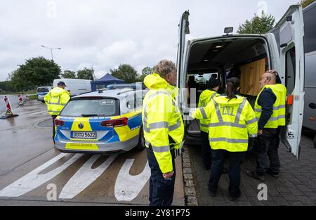 Chemnitz, Deutschland. Oktober 2024. Zollbeamte kontrollieren im Rahmen eines bundesweiten Such- und Kontrolltages einen Lieferwagen an der Raststätte Auerswalder Blick auf der Autobahn A4 bei Chemnitz. Am Tag der Suche waren Kontrollpunkte in den jeweiligen Zuständigkeitsbereichen der Polizeistationen der Chemnitzer Polizeidienststelle und auf der A4 besetzt. Gleichzeitig wurden mobile Kontrollen durchgeführt. Unterstützung leisteten Bundespolizisten und Zollbeamte. Quelle: Hendrik Schmidt/dpa/Alamy Live News Stockfoto