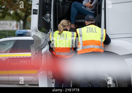 Chemnitz, Deutschland. Oktober 2024. Zollbeamte inspizieren im Rahmen eines bundesweiten Such- und Kontrolltages einen Lkw auf der Raststätte Auerswalder Blick an der Autobahn 4 bei Chemnitz. Am Tag der Suche waren Kontrollpunkte in den jeweiligen Zuständigkeitsbereichen der Polizeistationen der Chemnitzer Polizeidienststelle und auf der A4 besetzt. Gleichzeitig wurden mobile Kontrollen durchgeführt. Unterstützung leisteten Bundespolizisten und Zollbeamte. Quelle: Hendrik Schmidt/dpa/Alamy Live News Stockfoto