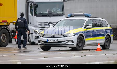 Chemnitz, Deutschland. Oktober 2024. Zollbeamte weisen im Rahmen eines bundesweiten Such- und Kontrolltages einen Lkw zur Raststätte Auerswalder Blick an der Autobahn 4 bei Chemnitz. Am Tag der Fahndung waren Kontrollpunkte in den jeweiligen Zuständigkeitsbereichen der Polizeistationen der Chemnitzer Polizeidienststelle und auf der A4 besetzt. Gleichzeitig wurden mobile Kontrollen durchgeführt. Unterstützung leisteten Bundespolizisten und Zollbeamte. Quelle: Hendrik Schmidt/dpa/Alamy Live News Stockfoto