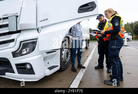 Chemnitz, Deutschland. Oktober 2024. Zollbeamte inspizieren im Rahmen eines bundesweiten Such- und Kontrolltages einen Lkw auf der Raststätte Auerswalder Blick an der Autobahn 4 bei Chemnitz. Am Tag der Suche waren Kontrollpunkte in den jeweiligen Zuständigkeitsbereichen der Polizeistationen der Chemnitzer Polizeidienststelle und auf der A4 besetzt. Gleichzeitig wurden mobile Kontrollen durchgeführt. Unterstützung leisteten Bundespolizisten und Zollbeamte. Quelle: Hendrik Schmidt/dpa/Alamy Live News Stockfoto