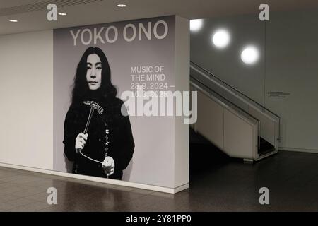 Einzelausstellung Musik des Geistes von Yoko Ono in Düsseldorf. In der Eingangshalle der Kunstsammlung Nordrhein-Westfalen in Düsseldorf ist an der üblichen Wand grafisch der Hinweis auf Ausstellung und Dauer angebracht, in diesem Fall mit einem Porträt bzw. frühen Foto von Yoko Ono. Im Übrigen bezeichnen K20 und K21 der Stiftung Kunstsammlung Nordrhein-Westfalen in Düsseldorf Kunst des 20. Und des 21. Jahrhundert. Bei Yoko Ono ist s beides. Düsseldorf Nordrhein-Westfalen Deutschland *** Einzelausstellung Musik des Geistes von Yoko Ono in Düsseldorf im Eingangssaal der Kunsts Stockfoto