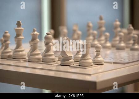 Einzelausstellung Musik des Geistes von Yoko Ono in Düsseldorf. White Chess Set Play IT Trust, ein weißes Schachspiel aus dem Jahr 1966. Im Übrigen bezeichnen K20 und K21 der Stiftung Kunstsammlung Nordrhein-Westfalen in Düsseldorf Kunst des 20. Und des 21. Jahrhundert. Bei Yoko Ono ist s beides. Düsseldorf Nordrhein-Westfalen Deutschland *** Einzelausstellung Musik des Geistes von Yoko Ono in Düsseldorf Weißes Schachset Play IT Trust, ein weißes Schachset von 1966 übrigens beziehen sich K20 und K21 der Stiftung Kunstsammlung Nordrhein Westfalen in Düsseldorf auf Kunst des 20. Und 21. Jahrhunderts I. Stockfoto