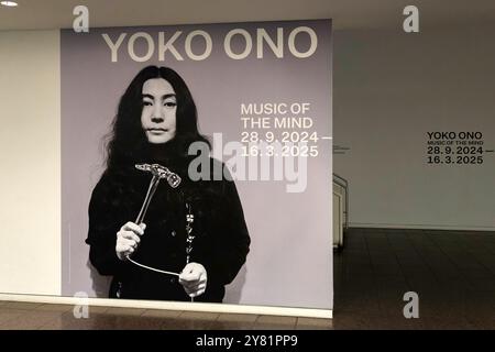 Einzelausstellung Musik des Geistes von Yoko Ono in Düsseldorf. In der Eingangshalle der Kunstsammlung Nordrhein-Westfalen in Düsseldorf ist an der üblichen Wand grafisch der Hinweis auf Ausstellung und Dauer angebracht, in diesem Fall mit einem Porträt bzw. frühen Foto von Yoko Ono. Im Übrigen bezeichnen K20 und K21 der Stiftung Kunstsammlung Nordrhein-Westfalen in Düsseldorf Kunst des 20. Und des 21. Jahrhundert. Bei Yoko Ono ist s beides. Düsseldorf Nordrhein-Westfalen Deutschland *** Einzelausstellung Musik des Geistes von Yoko Ono in Düsseldorf im Eingangssaal der Kunsts Stockfoto