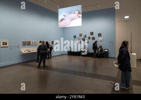 Einzelausstellung Musik des Geistes von Yoko Ono in Düsseldorf. Ausstellungsraum in der Stiftung Kunstsammlung Nordrhein-Westfalen mit Werken der Musikerin und Künstlerin Yoko Ono. Im Übrigen bezeichnen K20 und K21 der Stiftung Kunstsammlung Nordrhein-Westfalen in Düsseldorf Kunst des 20. Und des 21. Jahrhundert. Bei Yoko Ono ist s beides. Düsseldorf Nordrhein-Westfalen Deutschland *** Einzelausstellung Musik des Geistes von Yoko Ono in Düsseldorf Ausstellungsraum in der Stiftung Kunstsammlung Nordrhein Westfalen mit Werken des Musikers und Künstlers Yoko Ono, K20 und K21 der Sti Stockfoto